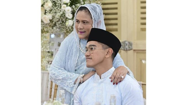 Presiden Jokowi menyebut mulai dari Iriana, Kaesang, hingga Bobby Nasution menangis saat prosesi siraman.