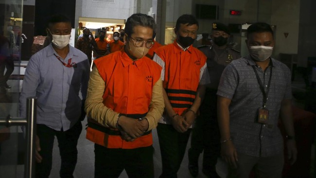 Mewakili Khofifah, Wagub Jatim Emil Dardak menyerahkan SK Plt Bupati kepada Wabup Bangkalan usai Bupati Bangkalan Ra Latif ditahan KPK.