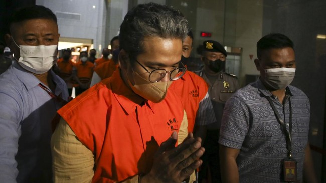 KPK mengeksekusi mantan Bupati Bangkalan R. Abdul Latif Amin Imron alias Ra Latif ke Lapas Sukamiskin, Bandung, Jawa Barat.