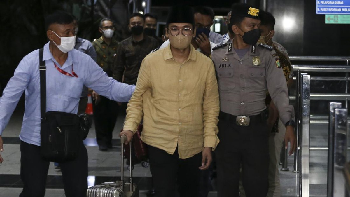 FOTO: Bupati Bangkalan Ditahan KPK, Tangan Diborgol