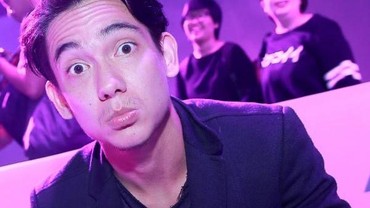 img-title Tinggal Satu Rumah Bareng Istri dan Dua Sahabat Pria, Adipati Dolken Dihujat