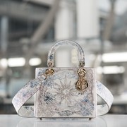 Intip Proses Pembuatan Tas Lady Dior Edisi Khusus yang Berhiaskan Karya Seni