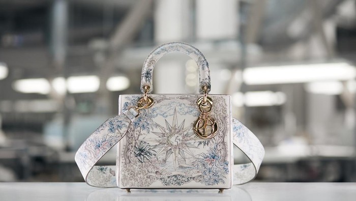 Intip Proses Pembuatan Tas Lady Dior Edisi Khusus yang Berhiaskan Karya Seni