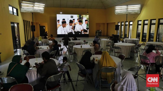 FOTO: Warga Gelar Makan Gratis dan Nobar di Dekat Rumah Erina