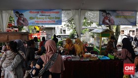 FOTO: Warga Gelar Makan Gratis dan Nobar di Dekat Rumah Erina