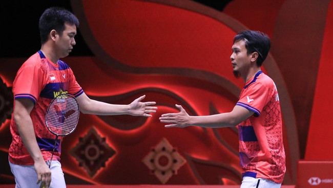 Ganda putra Indonesia Mohammad Ahsan/Hendra Setiawan mengalahkan pasangan Denmark Kim Astrup/Anders Skarup Rasmussen di BWF World Tour Finals 2022.