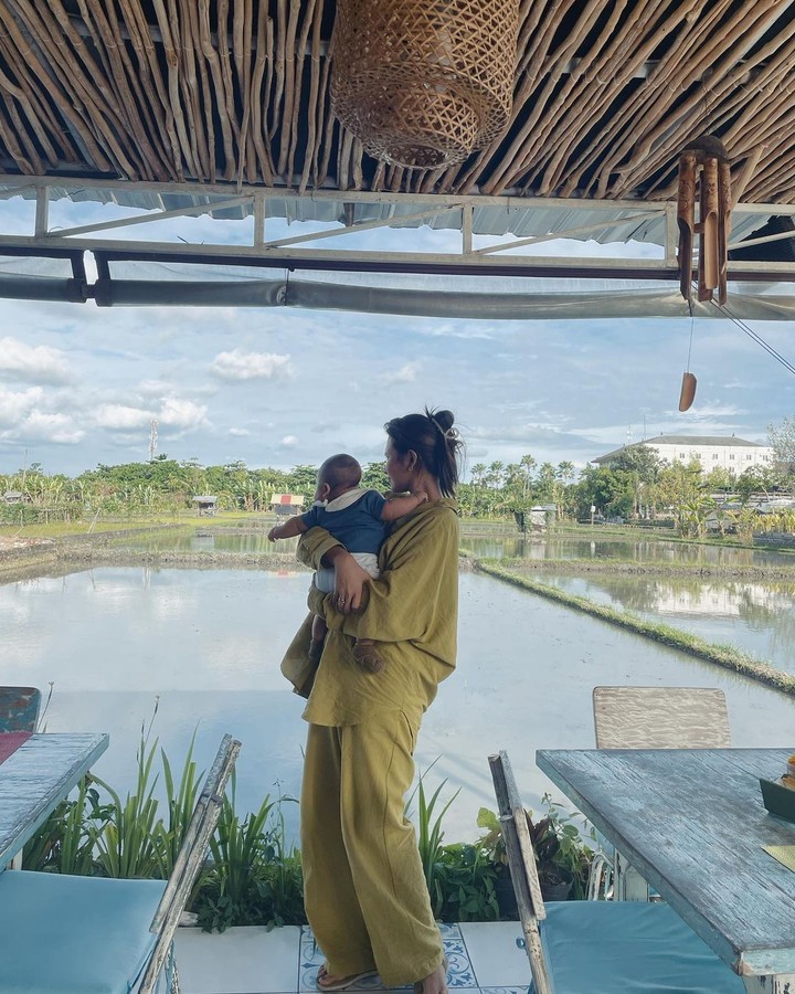 Sebagai ibu menyusui, Indah Permatasari tentu tak ingin melewatkan waktu mengASIhi Si Kecil. Bahkan saat ia berlibur menemani sang suami ke Bali. Ini potretnya.