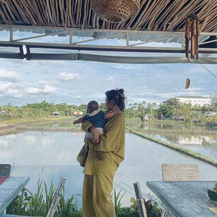 <p>Momen lain yang terekam pada unggahan Indah di akun instagram milik pribadinya yaitu momen bersama dengan sang buah hati. (Foto :Instagram: @indahpermatas)</p>