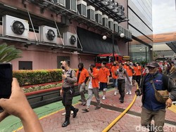 Kantor Kemenkumham Kebakaran, Napi WNA Ke Luar Gedung