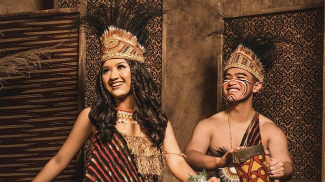 Menjelang hari pernikahannya, pasangan Kaesang Pangarep dan Erina Gudono tampil dalam balutan busana adat dari sejumlah daerah di sesi pre-wedding.