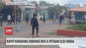 VIDEO: Bupati Karawang Diserang Batu & Petasan Oleh Massa
