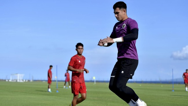 Dokter Timnas Indonesia Syarif Alwi memberi isyarat bahwa Nadeo Argawinata bisa tampil melawan Vietnam di babak semifinal Piala AFF 2022.