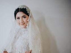 7 Potret Detail Penampilan Anggun Erina Gudono di Momen Pengajian