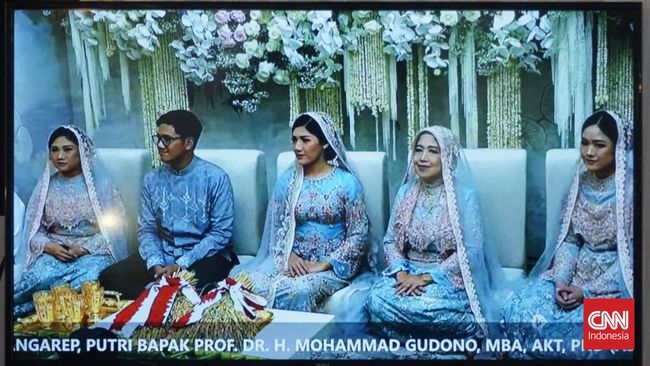Setelah selesai menggelar pengajian, keluarga Erina Gudono menyerahkan air suci untuk siraman kepada pihak Kaesang Pangarep.