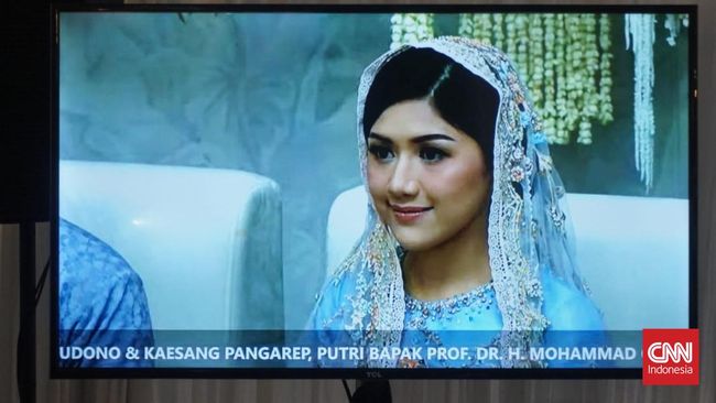 Erina Gudono menebar penuh senyuman saat menggelar pengajian di kediamannya usai semaan Al-Qur'an tadi siang.