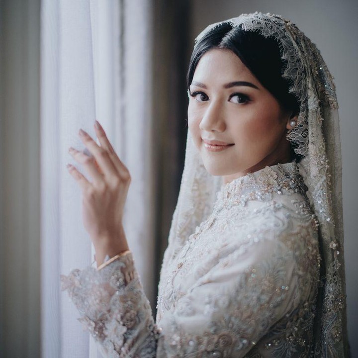 <p>Calon menantu Presiden Joko Widodo ini juga tampil memesona dengan pulasan makeup Hepi Herviani Wattimena yang fresh dan merona. (Foto: Dok. Bride Story)</p>