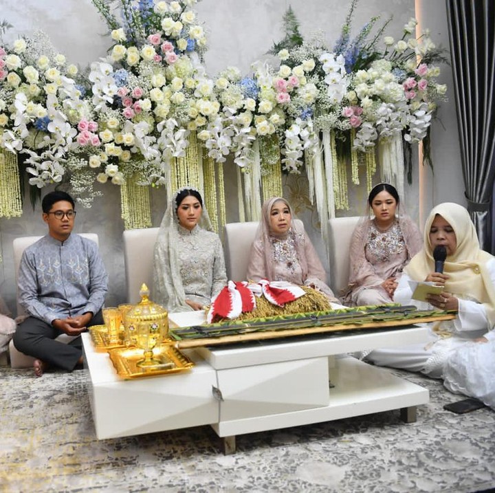 <p>Acara pengajian menghadirkan prosesi semaan Al-Qur'an atau tradisi membaca dan menyimak pembacaan ayat suci Al-Qur'an. Pihak keluarga calon pengantin mengundang sejumlah santri dari pondok pesantren serta para tetangga dan kerabat. Ada 15 tim yang mengkhatamkan Al-Qur'an. (Foto: Dok. @morden.co @mike.omarr)</p>