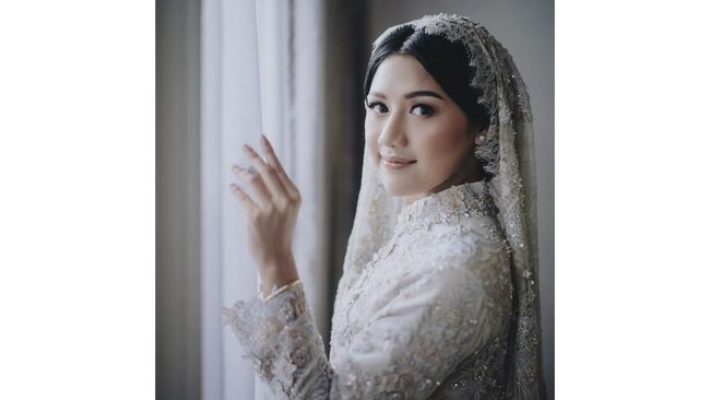 Erina Sofia Gudono memberikan persembahan berupa kain batik kepada Allen Adam Rinaldy Gudono dan Nadya Sofia Gudono