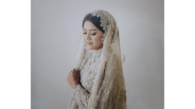 Rangkaian Prosesi Siraman Erina Gudono Berlangsung Penuh Haru Suasana haru menyelimuti rangkaian prosesi siraman Erina Gudono yang berlangsung di kediamannya di Sleman, Jumat (9/12).