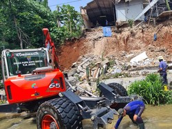 Petugas Bagikan Makanan ke Korban Banjir Depok, Angkut Sisa Material Longsor