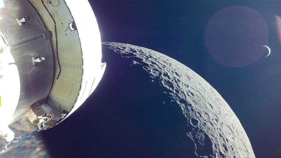 Potret close up permukaan Bulan dari pesawat Orion