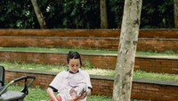 <p>Busui lain yang juga pernah menyusui di luar rumah adalah penyanyi Dea Ananda. Penyanyi yang memiliki momongan setelah 12 tahun menikah terlihat asyik menyusui Baby Sanne saat tengah berada di sebuah taman menggunakan apron. (Foto : Instagram : @dea_ananda)</p>