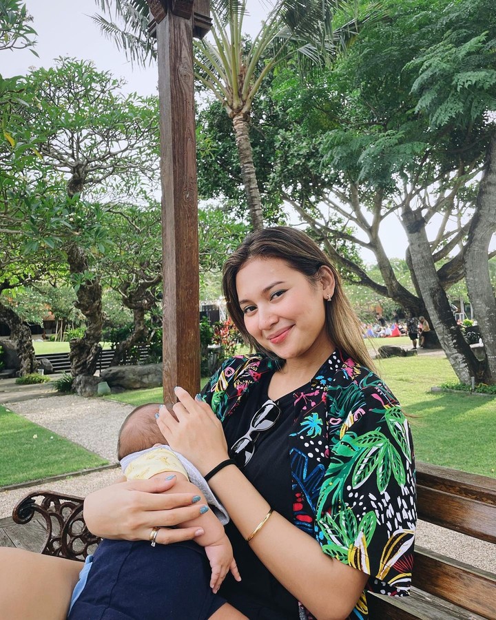 Sebagai ibu menyusui, Indah Permatasari tentu tak ingin melewatkan waktu mengASIhi Si Kecil. Bahkan saat ia berlibur menemani sang suami ke Bali. Ini potretnya.