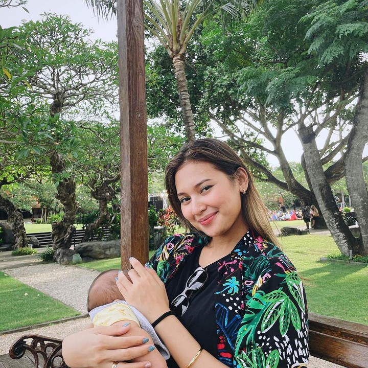 <p>Selama di Bali, Indah terlihat tetap mengASIhi Si Kecil. Seperti dalam foto ini, ia tampak nyaman menyusui meski berada di tempat terbuka. Beberapa waktu lalu, Indah bahkan terlihat tetap menyusui meski tengah sakit lho Bunda.(Foto :Instagram: @indahpermatas)</p>