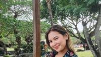 <p>Selama di Bali, Indah terlihat tetap mengASIhi Si Kecil. Seperti dalam foto ini, ia tampak nyaman menyusui meski berada di tempat terbuka. Beberapa waktu lalu, Indah bahkan terlihat tetap menyusui meski tengah sakit lho Bunda.(Foto :Instagram: @indahpermatas)</p>