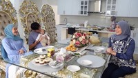 <p>Berbeda dari ruang tamunya, ruang makan pasangan yang satu ini tampak begitu mewah dilengkapi dengan beberapa furnitur berkelas yang didominasi warna emas dan perak. (Foto: YouTube Marini Zumarnis)</p>