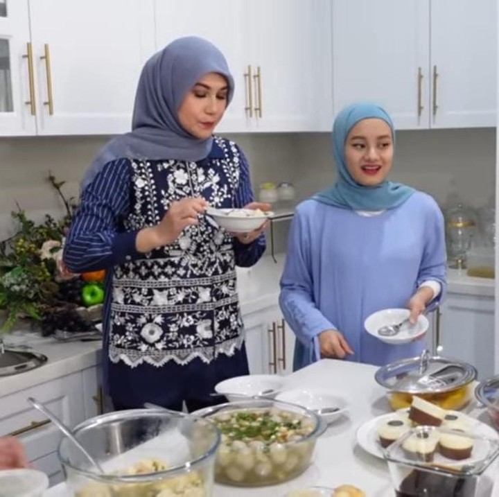 <p>Sementara itu, dapur yang berada satu area dengan ruang makan mereka pun memiliki gaya minimalis yang dipenuhi sentuhan warna putih, Bunda. (Foto: YouTube Marini Zumarnis)</p>