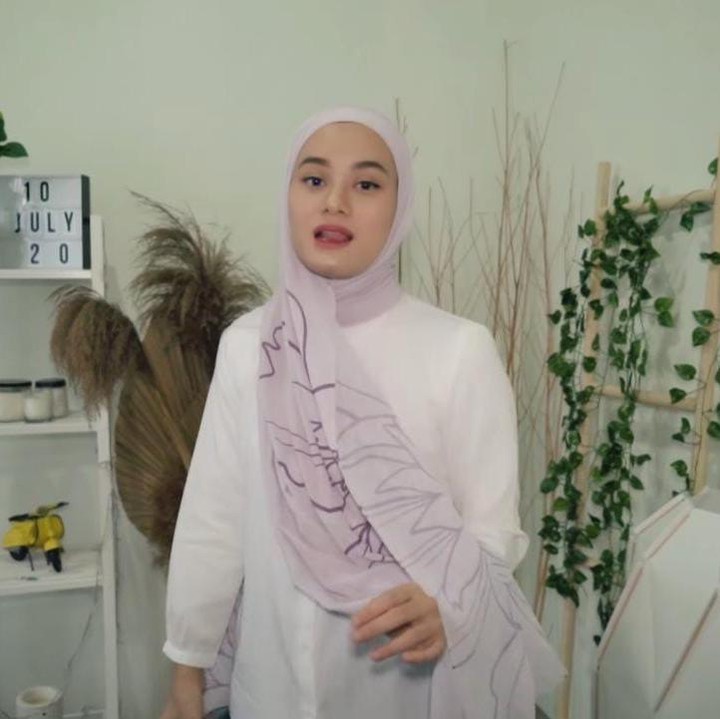<p>Berprofesi sebagai <em>influencer,</em> Dinda dan Rey juga menyediakan satu ruangan khusus sebagai tempat mereka mengambil foto atau membuat konten, Bunda. (Foto: YouTube Rein Tv)</p>