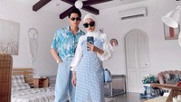 <p>Kamar pasangan yang satu ini sangat terlihat <em>aesthetic</em> dan <em>intragramable,</em> ya, Bunda. Dengan perpaduan warna <em>earth tone</em> dan sentuhan kayu untuk tempat tidur, lantai, dan beberapa furnitur lainnya, membuat kamar Rey dan Dinda jadi <em>spot</em> favorit mereka untuk berfoto. (Foto: Instagram@dindahw)</p>