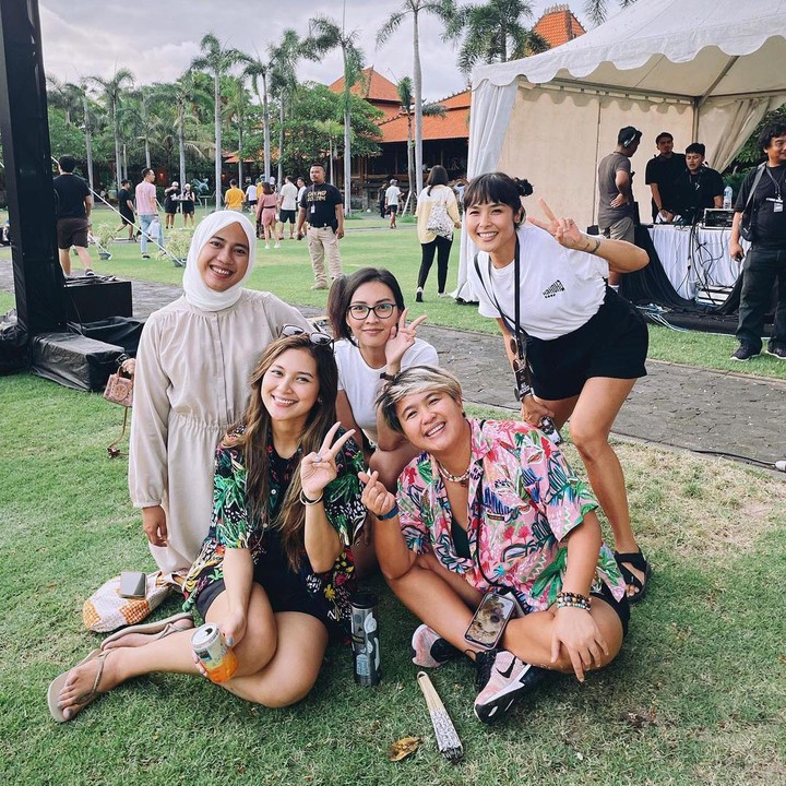 <p>Sebagai istri dari stand-up komaedian, Indah tampak menemani sang suami manggung dari belakang layar lho, Bunda. Sampai-sampai Indah akrab dengan kru-kru yang bertugas. (Foto :Instagram: @indahpermatas)</p>