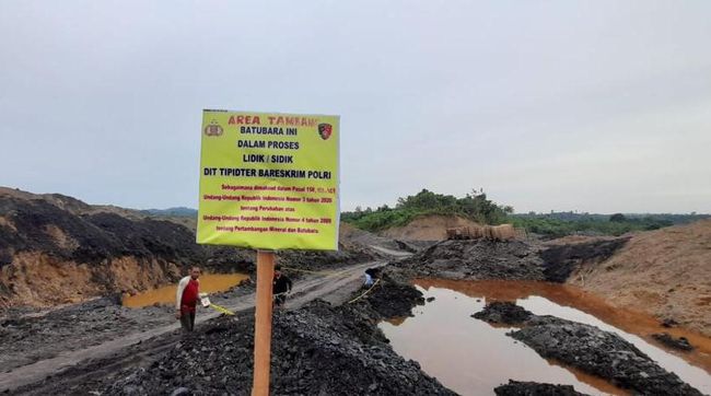 Penyidik juga turut menyita dua ekskavator yang digunakan dalam kegiatan tambang ilegal beserta tumpukan batubara hasil penambangan Ismail Bolong di Kaltim.