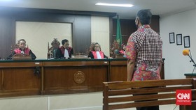 img-title Terdakwa Kasus Paniai Menangis Divonis Bebas: Hakim Diberkati Tuhan