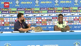VIDEO: Momen Kocak Kucing Ganggu Konpers Vinicius