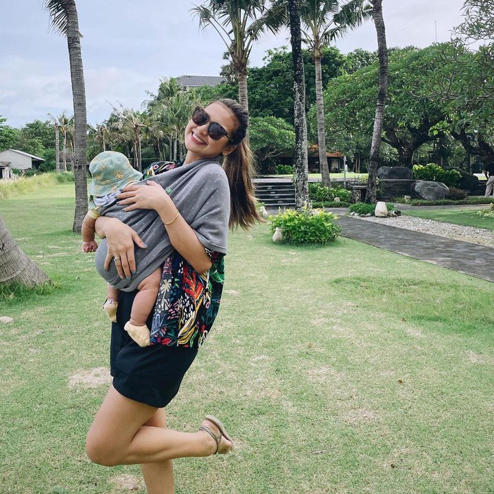 <p>Tidak lupa, Indah juga sekalian membawa sang buah hati bertolak ke Pulau Dewata. Indah tampaknya tak ingin melewatkan waktu untuk tetap menyusui Si Kecil ya.(Foto :Instagram: @indahpermatas)</p>