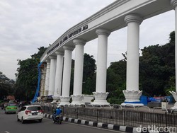 Kota Bogor Bersolek Jelang Tahun Baru, Tugu Lawang Salapan Dicat Ulang