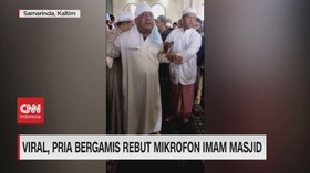 VIDEO: Viral, Pria Bergamis Rebut Mikrofon Imam Masjid