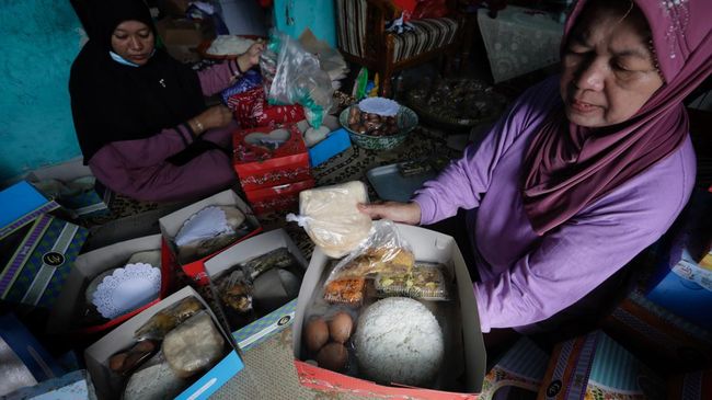 Warga sekitar rumah Erina masak bersama menyiapkan besek yang dibagi jelang semaan Al-Qur'an hari ini.
