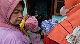 FOTO: Bareng-bareng Bikin Besek Jelang Semaan Al-Quran di Rumah Erina