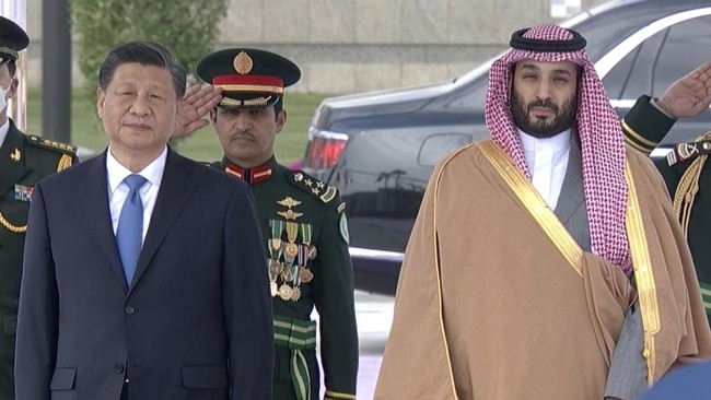 Presiden China Xi Jinping bertemu dengan Raja Salman dan Putra Mahkota Mohammed bin Salman (MbS) hari ini Kamis (8/12).