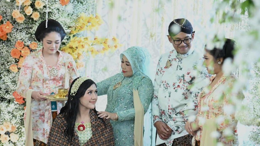10 Foto Erina Sungkeman Jelang Dinikahi Kaesang, Kebayanya Simbol Kesuburan 10 Foto Erina Sungkeman Jelang Dinikahi Kaesang, Kebayanya Simbol Kesuburan