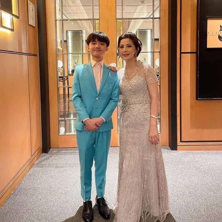 <p><em>Postingan</em> ini kemudian mendapat banyak reaksi dari netizen, Bunda. Ada yang menyebut ketampanan Denzel 11-12 dengan idola sang ibunda. <em>"Sama-sama ganteng, 11-12,"</em> ujar @eddy****. (Foto: Instagram @meilia_lau)<br /><br /><br /></p>