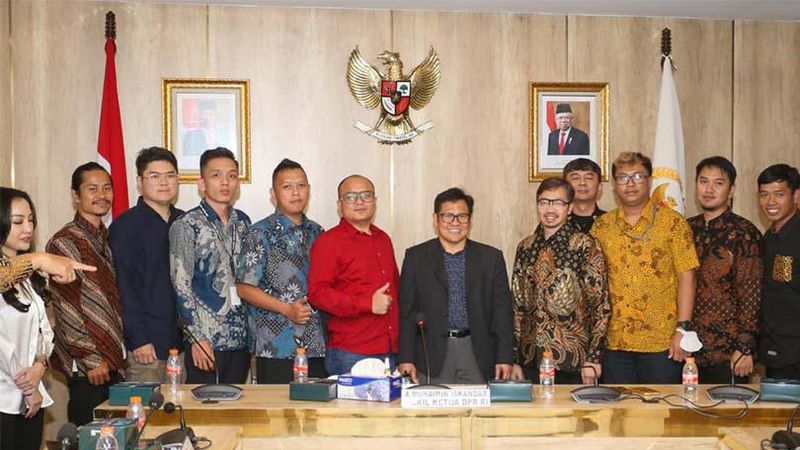 Wakil Ketua DPR RI bidang Korkesra Abdul Muhaimin Iskandar, meminta pemerintah mempertimbangkan ulang keputusan menaikkan cukai rokok elektrik.