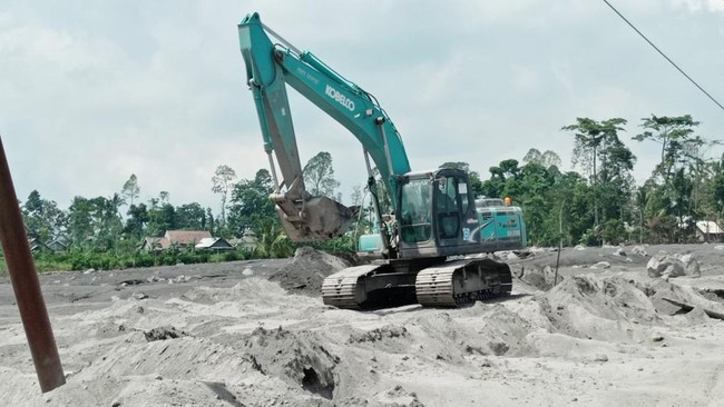 Akses Jalan Curah Kobokan, Lumajang, Jatim, sempat tertutup debu vulkanik setebal 3 meter akibat erupsi Gunung Semeru.