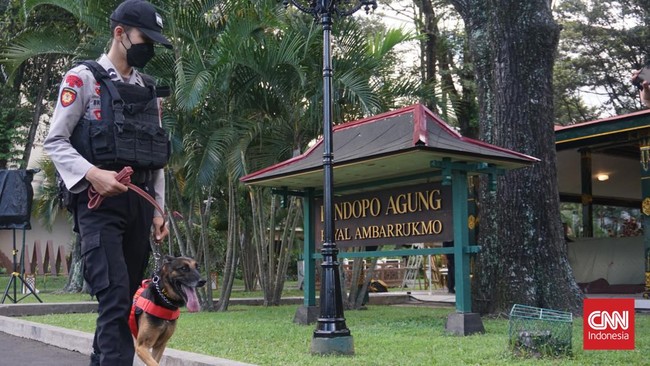 Total ada empat ekor anjing pelacak yang dikerahkan untuk sterilisasi lokasi pernikahan Kaesang dan Erina dari benda-benda yang dianggap sebagai ancaman.