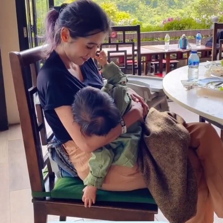 <p>Busui lain yang juga menyusui di tempat umum adalah Ardina Rasti. Bunda yang tak lama lagi akan rampung menyusui anak keduanya full 2 tahun ini juga terlihat rajin menyusui meski berada di tempat umum. Seperti dalam foto ini, Ardina terlihat asyik menyusui di sebuah restoran. Ardina bahkan pernah menyusui di bandara pada 2019. Foto: Instagram @ardinarasti6</p>