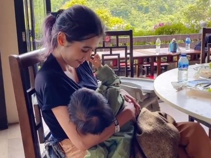 5 Potret Bunda Seleb yang Tetap Semangat Menyusui saat Jalani Aktivitas di Luar Rumah